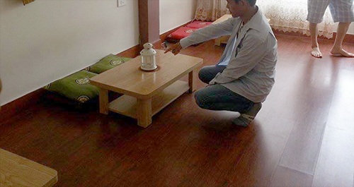 Trốn vào phòng vệ sinh để đọc lời giải vào phòng thi - 1 Khu vực tầng 3 của quán cà phê, nơi cặp nam nữ thực hiện hành vi đọc lời giải vào trong phòng thi
