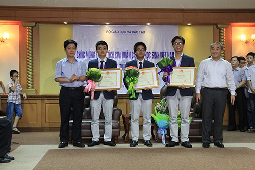 Bộ GD&ĐT thưởng “nóng” đoàn Olympic Toán Quốc tế - 1 Bộ GD&ĐT thưởng “nóng” đoàn Olympic Toán Quốc tế