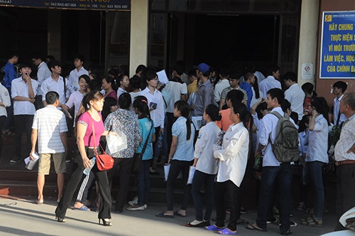 49 thí sinh bị xử lý kỷ luật vì mang điện thoại và quay cóp - 6 Các thí sinh tập trung trước giờ vào phòng thi tại cụm thi Đại học công nghiệp Hà Nội
