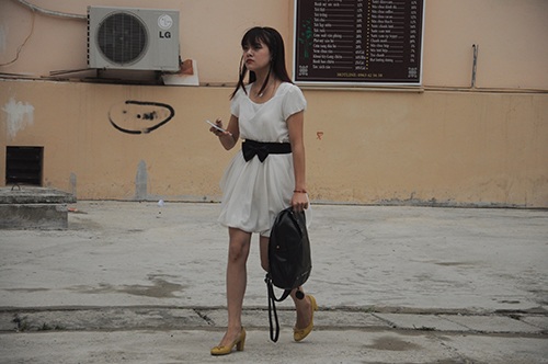 Nhiều thí sinh thi năng khiếu sử dụng điện thoại ngay trước cửa phòng thi - 4 Mang điện thoại vào khu vực thi