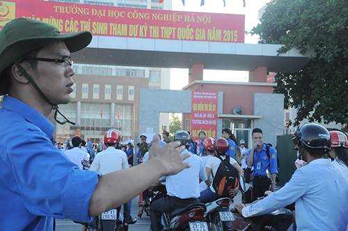 Nắng nóng kỷ lục, thí sinh được "xế hộp" tiền tỷ đưa đón - 12 Nữ sinh này chọn taxi làm phương tiện đi thi