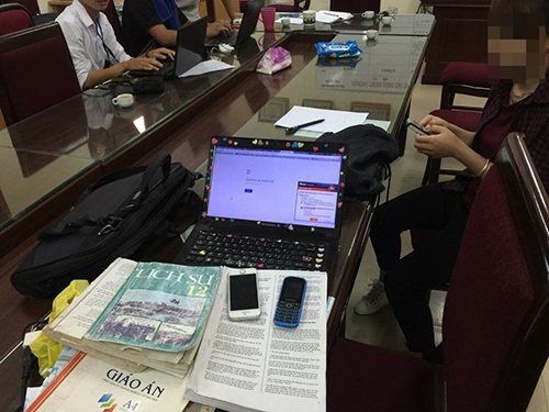 Cho tại ngoại đối với 3 người trong vụ đọc lời giải vào phòng thi - 1 Các tang vật được cơ quan điều tra thu giữ của cặp đôi đọc lời giải vào cho thí sinh L.