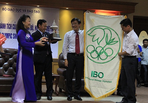 Việt Nam chính thức nhận cờ đăng cai Olympic Sinh học - 2 Việt Nam nhận cờ đăng cai Olympic Sinh Học 2016