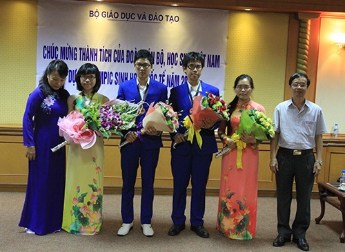 Việt Nam chính thức nhận cờ đăng cai Olympic Sinh học - 1 Đoàn học sinh thi Olympic Sinh Học được vinh danh