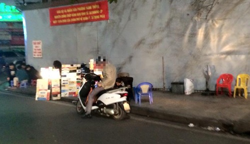 Chợ thuốc lá lậu ở Hồ Gươm hoạt động tấp nập trong những ngày đầu năm mới