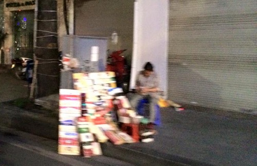 Chỉ cần lực lượng chức năng vắng bóng, các sạp hàng bán thuốc lá lậu lại hoạt động trở lại