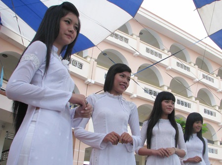 Ngắm người mẫu teen thướt tha trong tà áo dài - 1 Ngắm người mẫu teen thướt tha trong tà áo dài - 1