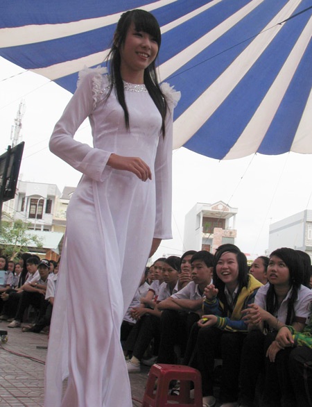 Ngắm người mẫu teen thướt tha trong tà áo dài - 7 Ngắm người mẫu teen thướt tha trong tà áo dài - 7