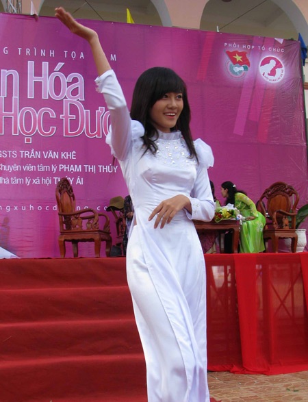 Ngắm người mẫu teen thướt tha trong tà áo dài - 8 Ngắm người mẫu teen thướt tha trong tà áo dài - 8