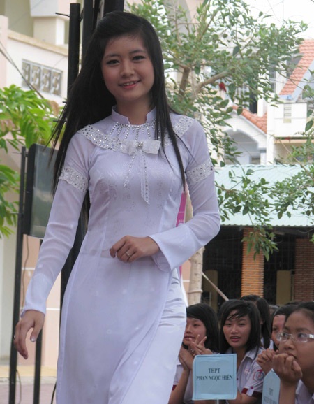 Ngắm người mẫu teen thướt tha trong tà áo dài - 6 Ngắm người mẫu teen thướt tha trong tà áo dài - 6
