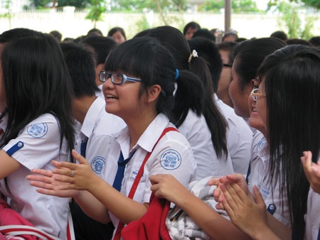 Ngắm người mẫu teen thướt tha trong tà áo dài - 9 Ngắm người mẫu teen thướt tha trong tà áo dài - 9