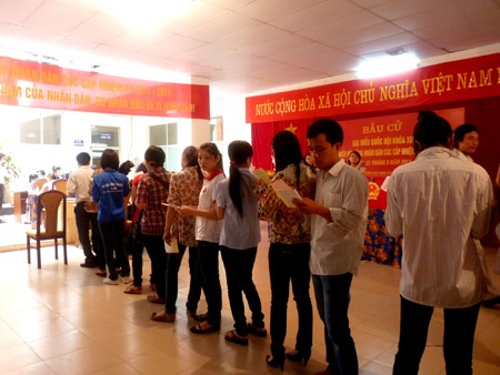 SV “trường Báo” hồ hởi thực hiện quyền công dân - 4 SV “trường Báo” hồ hởi thực hiện quyền công dân - 4