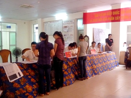 SV “trường Báo” hồ hởi thực hiện quyền công dân - 5 SV “trường Báo” hồ hởi thực hiện quyền công dân - 5