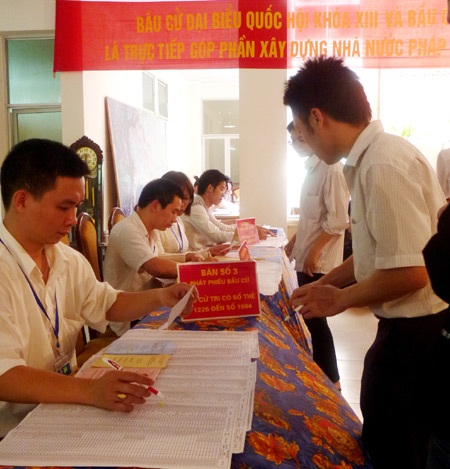 SV “trường Báo” hồ hởi thực hiện quyền công dân - 6 SV “trường Báo” hồ hởi thực hiện quyền công dân - 6