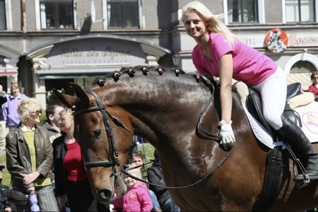 Khi những cô gái “tóc vàng hoe” diễu phố - 4 Khi những cô gái “tóc vàng hoe” diễu phố - 4