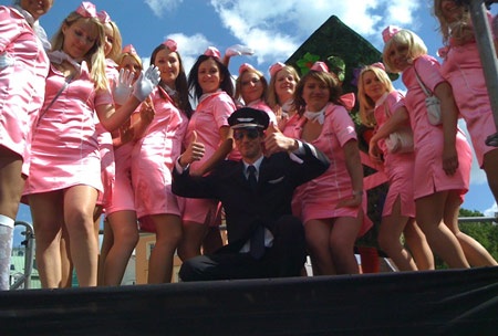 Khi những cô gái “tóc vàng hoe” diễu phố - 20 Khi những cô gái “tóc vàng hoe” diễu phố - 20