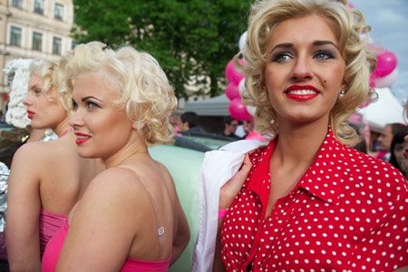 Khi những cô gái “tóc vàng hoe” diễu phố - 14 Khi những cô gái “tóc vàng hoe” diễu phố - 14