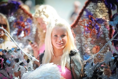 Khi những cô gái “tóc vàng hoe” diễu phố - 12 Khi những cô gái “tóc vàng hoe” diễu phố - 12