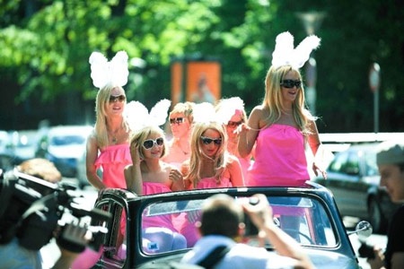 Khi những cô gái “tóc vàng hoe” diễu phố - 7 Khi những cô gái “tóc vàng hoe” diễu phố - 7