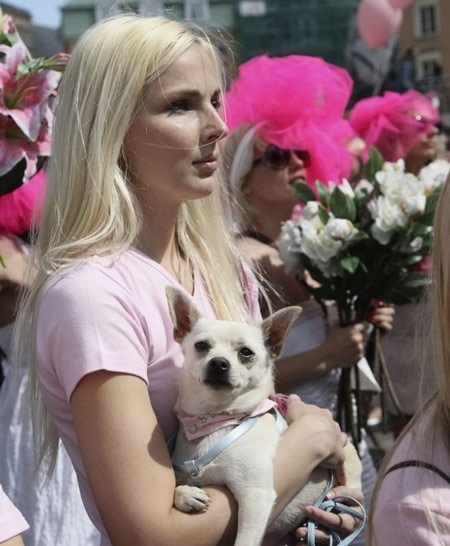 Khi những cô gái “tóc vàng hoe” diễu phố - 18 Khi những cô gái “tóc vàng hoe” diễu phố - 18