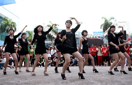 Màn trình diễn quyến rũ của “SNSD Việt Nam" - 3 Màn trình diễn quyến rũ của “SNSD Việt Nam" - 3