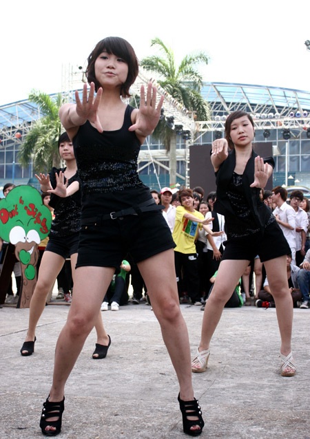 Màn trình diễn quyến rũ của “SNSD Việt Nam" - 1 Màn trình diễn quyến rũ của “SNSD Việt Nam" - 1