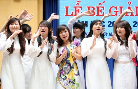 Nữ sinh Phan Đình Phùng duyên dáng với tà áo dài - 7