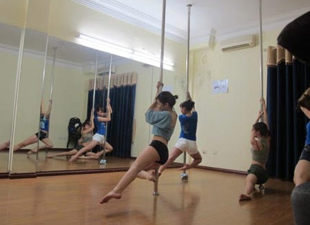 Múa cột - Khát vọng giải thoát thân xác - 1 Múa cột - Khát vọng giải thoát thân xác - 1
