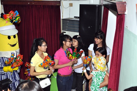 Miss Teen đem “nụ cười tháng 6” tới các bệnh nhi - 6 Miss Teen đem “nụ cười tháng 6” tới các bệnh nhi - 6