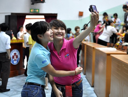Miss Teen đem “nụ cười tháng 6” tới các bệnh nhi - 11 Miss Teen đem “nụ cười tháng 6” tới các bệnh nhi - 11