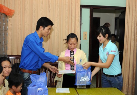 Miss Teen đem “nụ cười tháng 6” tới các bệnh nhi - 8 Miss Teen đem “nụ cười tháng 6” tới các bệnh nhi - 8