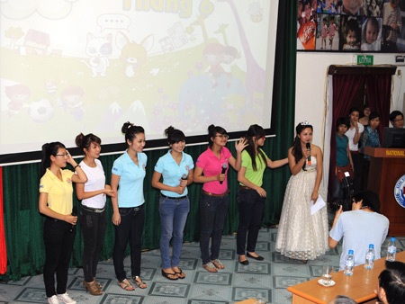 Miss Teen đem “nụ cười tháng 6” tới các bệnh nhi - 3 Miss Teen đem “nụ cười tháng 6” tới các bệnh nhi - 3