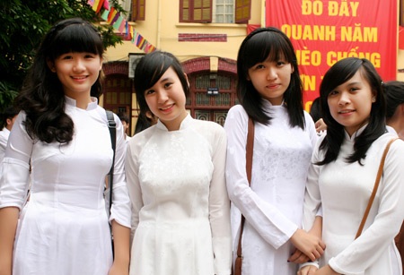 Bóng bay rợp trời chia tay teen khối 12 Trần Phú - 2 Bóng bay rợp trời chia tay teen khối 12 Trần Phú - 2