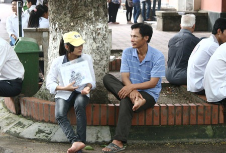 Cận cảnh thí sinh trong ngày đầu làm thủ tục dự thi - 1