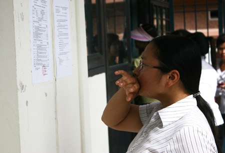 Cận cảnh thí sinh trong ngày đầu làm thủ tục dự thi - 11