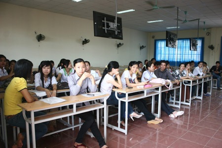 Cận cảnh thí sinh trong ngày đầu làm thủ tục dự thi - 12