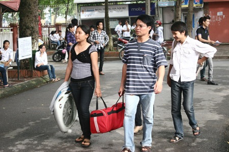 Cận cảnh thí sinh trong ngày đầu làm thủ tục dự thi - 7