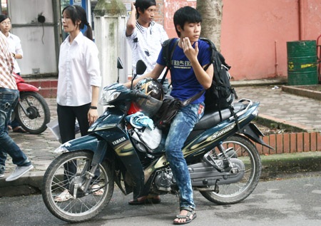 Cận cảnh thí sinh trong ngày đầu làm thủ tục dự thi - 6