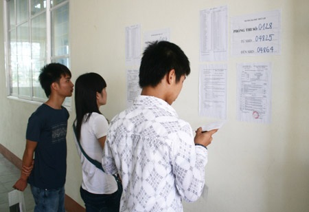 Cận cảnh thí sinh trong ngày đầu làm thủ tục dự thi - 5