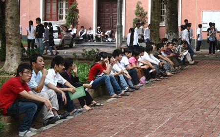 Cận cảnh thí sinh trong ngày đầu làm thủ tục dự thi - 3