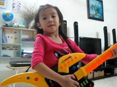 Thêm "sốt mạng" với bé gái 4 tuổi hát tiếng Anh dễ thương - 1 Thêm "sốt mạng" với bé gái 4 tuổi hát tiếng Anh dễ thương - 1
