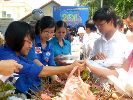 Suất cơm chay tình nguyện ấm lòng sĩ tử ngày thi - 2 Suất cơm chay tình nguyện ấm lòng sĩ tử ngày thi - 2