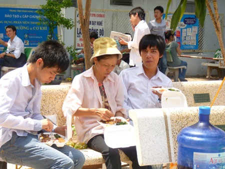 Suất cơm chay tình nguyện ấm lòng sĩ tử ngày thi - 9 Suất cơm chay tình nguyện ấm lòng sĩ tử ngày thi - 9