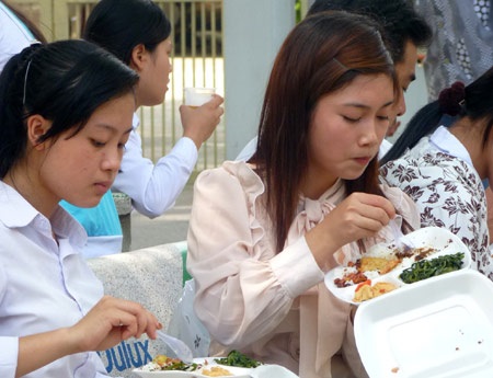 Suất cơm chay tình nguyện ấm lòng sĩ tử ngày thi - 10 Suất cơm chay tình nguyện ấm lòng sĩ tử ngày thi - 10