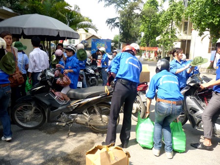 Suất cơm chay tình nguyện ấm lòng sĩ tử ngày thi - 1 Suất cơm chay tình nguyện ấm lòng sĩ tử ngày thi - 1