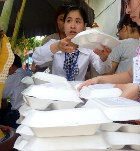 Suất cơm chay tình nguyện ấm lòng sĩ tử ngày thi - 4 Suất cơm chay tình nguyện ấm lòng sĩ tử ngày thi - 4
