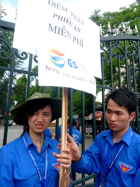 Suất cơm chay tình nguyện ấm lòng sĩ tử ngày thi - 5 Suất cơm chay tình nguyện ấm lòng sĩ tử ngày thi - 5
