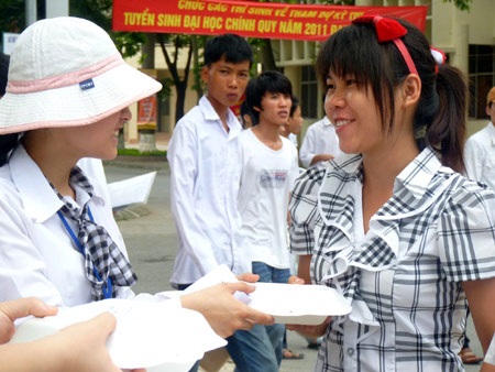 Suất cơm chay tình nguyện ấm lòng sĩ tử ngày thi - 8 Suất cơm chay tình nguyện ấm lòng sĩ tử ngày thi - 8