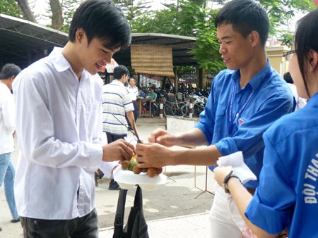 Suất cơm chay tình nguyện ấm lòng sĩ tử ngày thi - 7 Suất cơm chay tình nguyện ấm lòng sĩ tử ngày thi - 7