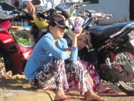 Cha mẹ lo lắng bồn chồn chờ sĩ tử làm bài thi - 4